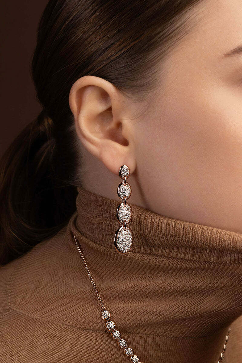 Boucles d'oreilles APM Monaco Festival ovales chocolat pendantes plaqués or rose 18 carats cristaux blancs vue 2