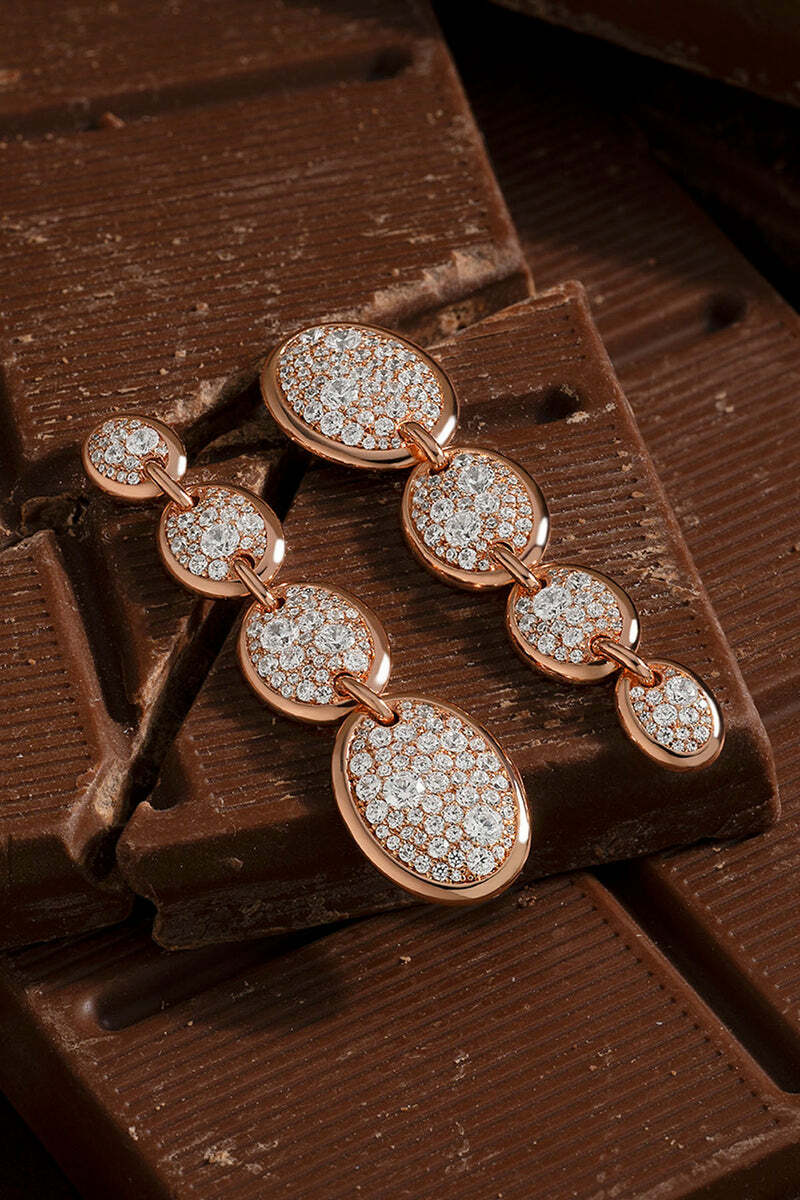 Boucles d'oreilles APM Monaco Festival ovales chocolat pendantes plaqués or rose 18 carats cristaux blancs vue 3