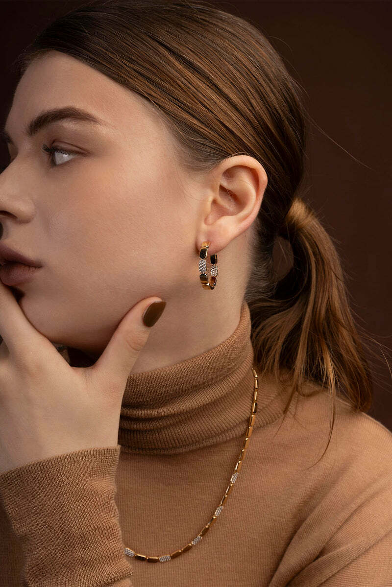 Boucles d'oreilles mini créoles APM Monaco Yacht Club plaqués or jaune 18 carats micropavés de cristaux vue 2