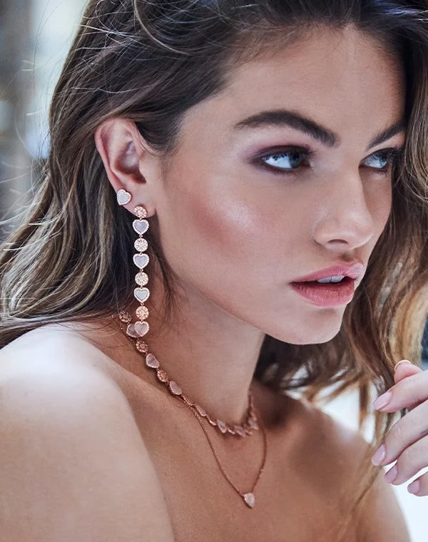 Boucles d'oreilles pendantes APM Monaco coeur en nacre rose - Réf. PE13731XNAC vue 2