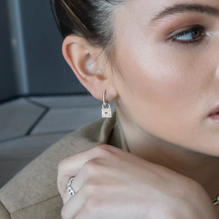 Boucles d'oreilles APM Monaco mini cadenas en argent massif vue 2