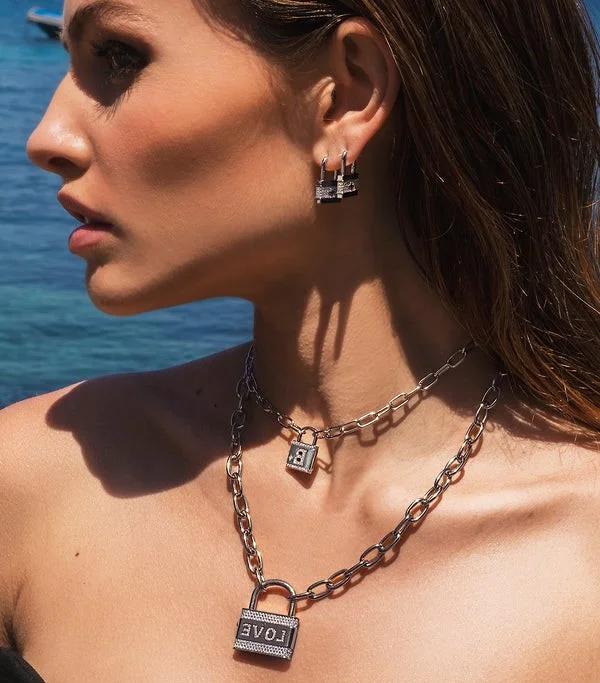 Boucles d'oreilles APM Monaco mini cadenas en argent massif vue 3