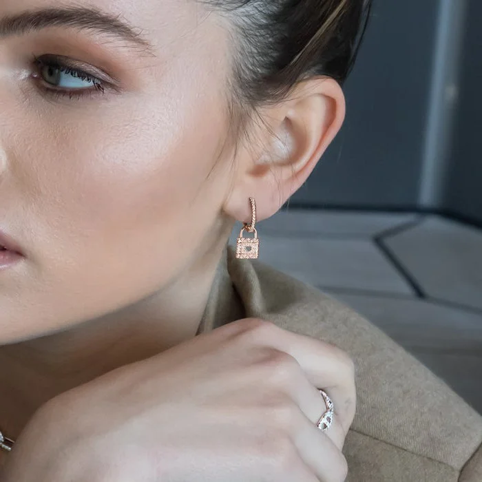 Boucles d'oreilles APM Monaco mini cadenas plaqué or rose 18k vue 2