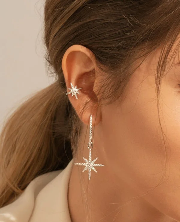 Boucles d'oreilles asymétriques en argent 925 APM Monaco Météorites, zircons blancs, réf. AE10964OX vue 2