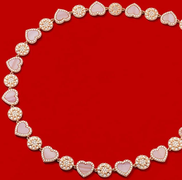 Collier APM Monaco PC5834XNAC coeurs en nacre rose plaqué or 18k pour femme vue 3