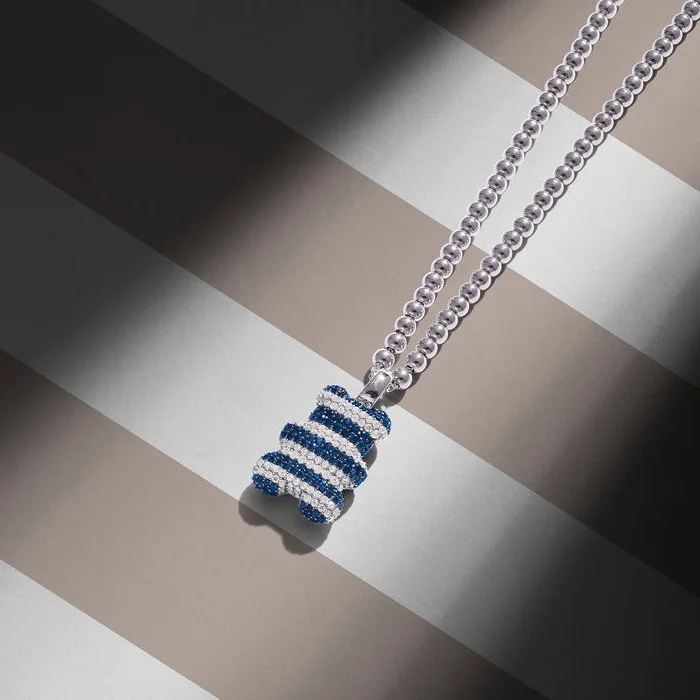 Collier APM Monaco AC6880XKB en argent, pendentif ourson Yummy Bear Saint Tropez pavé de zirconium bleu et blanc, unisexe vue 2