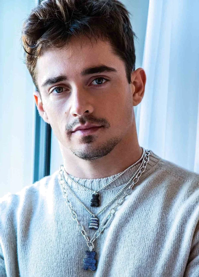 Collier APM Monaco AC6880XKB en argent, pendentif ourson Yummy Bear Saint Tropez pavé de zirconium bleu et blanc, unisexe vue 3