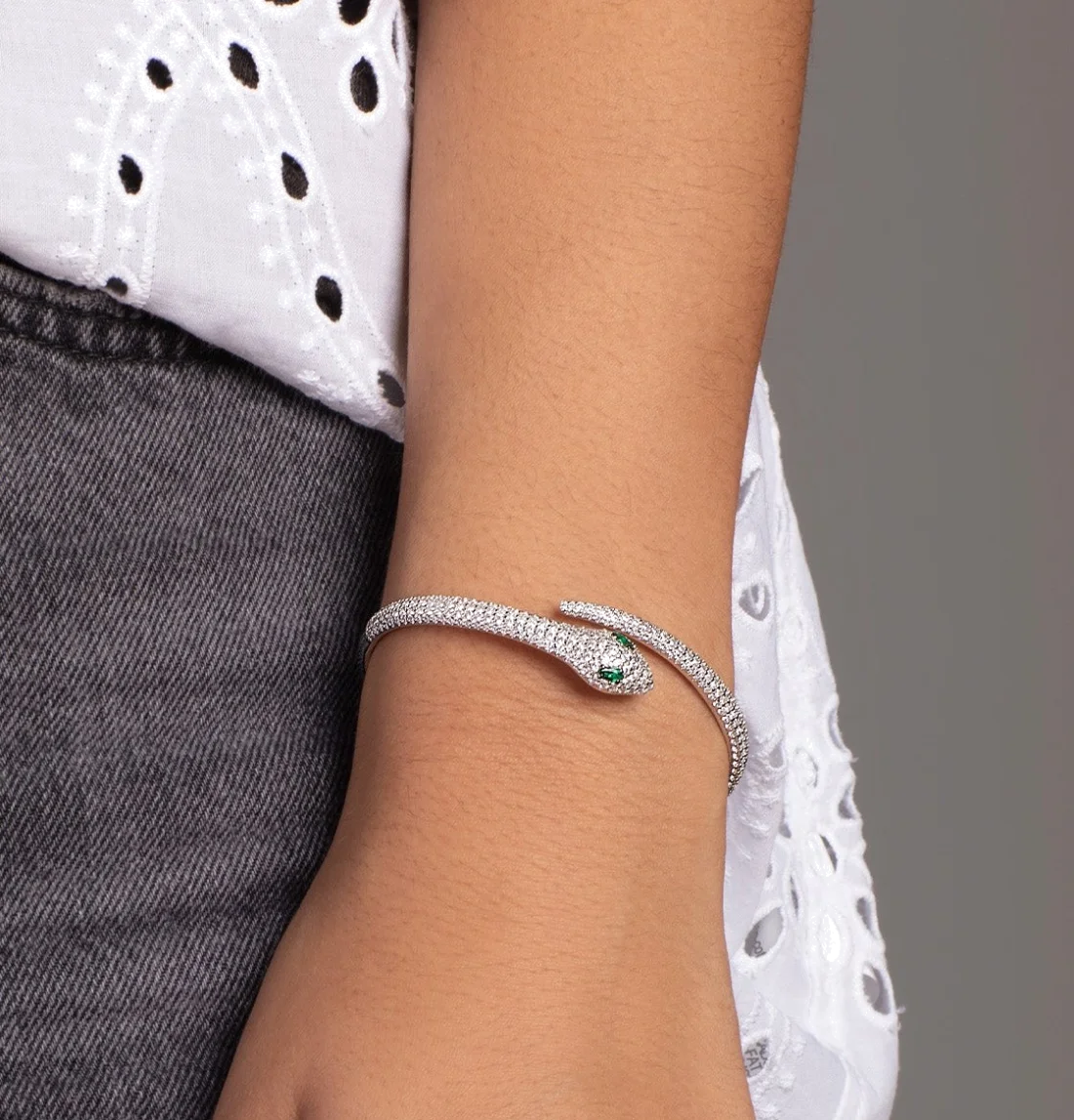 Bracelet jonc rigide APM Monaco AB4362XKG-M en argent rhodié pour femme, motif serpent et cristaux vue 2