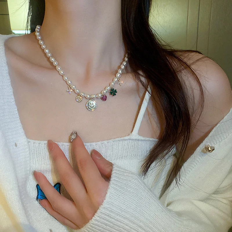 Collier pour femme APM Monaco AS056-110269 en plaqué or jaune avec breloques vue 3