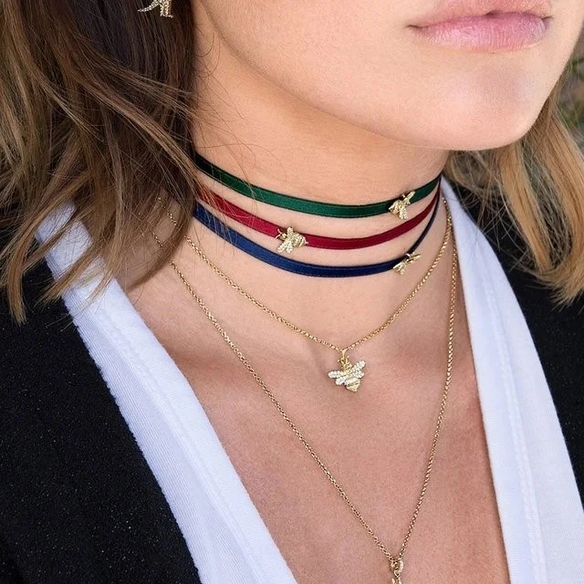 Collier APM Monaco pour femme AC3657OXY en plaqué or avec pendentif abeille et cristaux vue 3