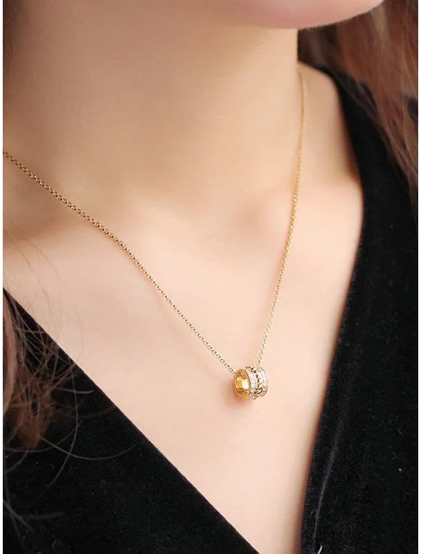 Collier APM Monaco AC4623OXY ajustable en plaqué or jaune avec pendentif cercle à cristaux pour femme vue 6