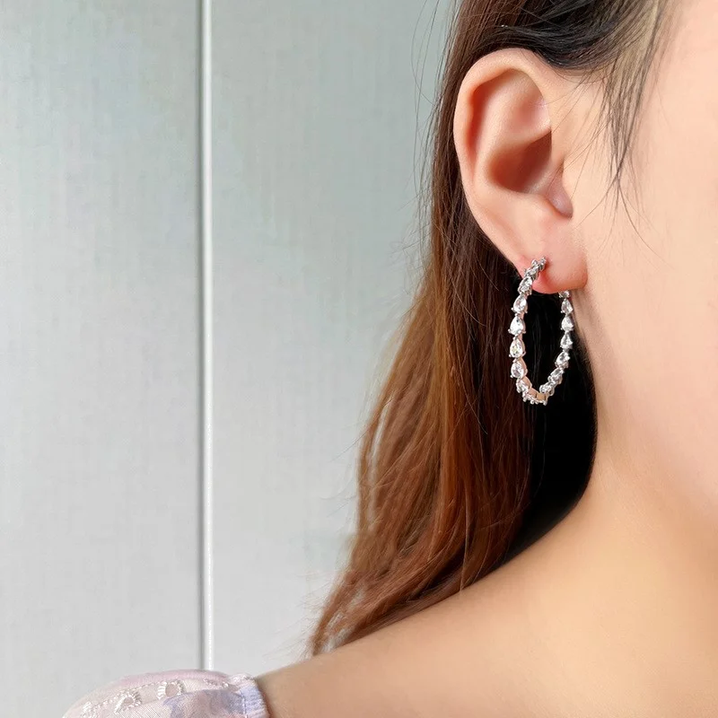 Boucles d'oreilles créoles pour femme APM Monaco AE280 en argent 925 et cristaux poire blancs vue 2