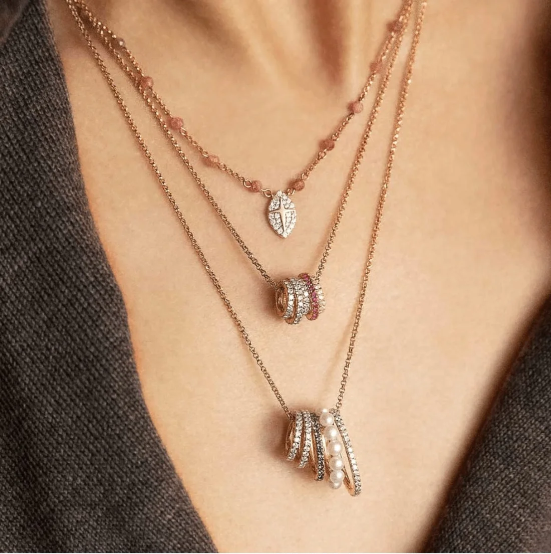 Collier APM Monaco AC4693XKRY en plaqué or jaune avec anneaux et cristaux pour femme vue 4