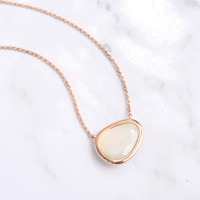 Collier pour femme APM Monaco RC4679XNA en nacre blanche et métal plaqué or rose vue 3
