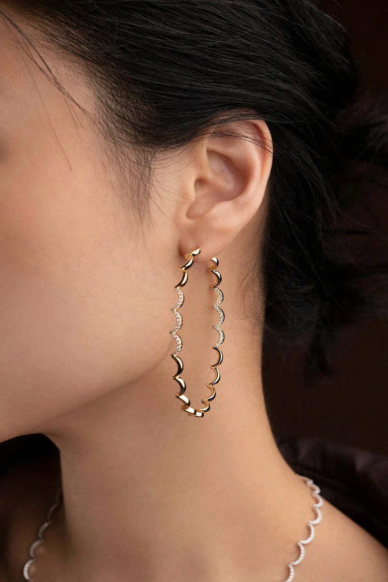 Boucles d'oreilles créoles APM Monaco Wavy Up and Down en or jaune 18 carats avec micropavés - Réf. YE15905OX vue 2