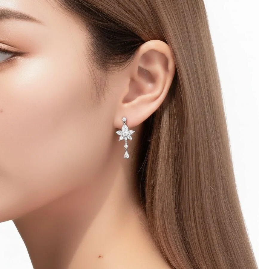 Boucles d'oreilles pendantes APM Monaco 112225 en argent 925 et zirconiums, fleurs et gouttes, pour femme vue 3