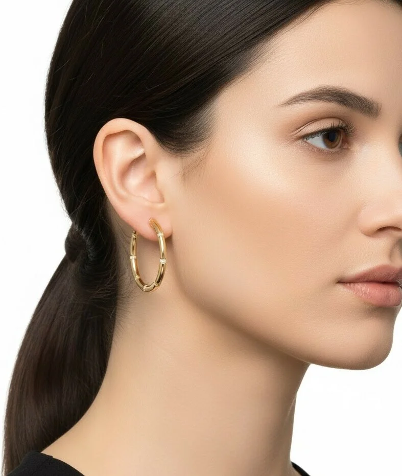 Boucles d'oreilles créoles Bambou APM Monaco plaquées or jaune 18 carats micropavées de cristaux - Réf. 112243 vue 3