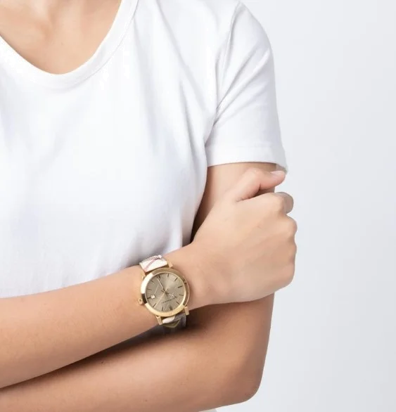 Montre Femme Burberry BU9026 The City - Cadran Argenté à Motif Check, Boîtier Doré et Bracelet Cuir Noir vue 5