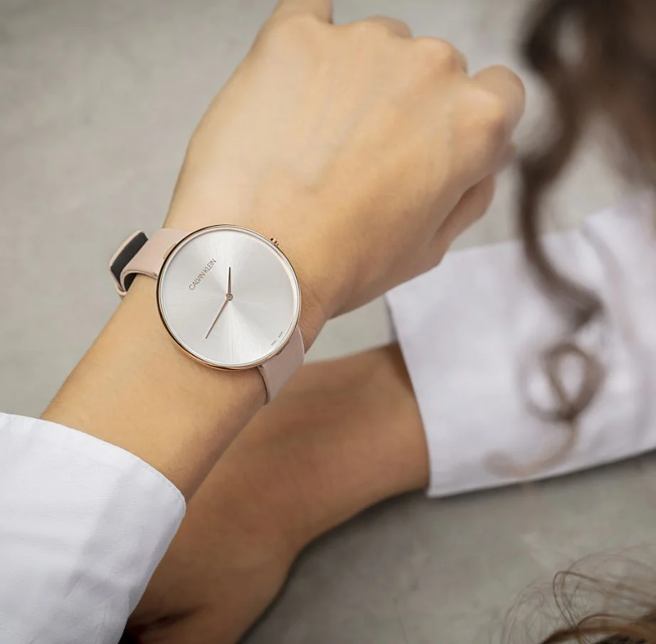 Montre Calvin Klein K8Y236Z6 pour Femme - Cadran Argent Minimaliste, Bracelet Cuir Rose vue 4