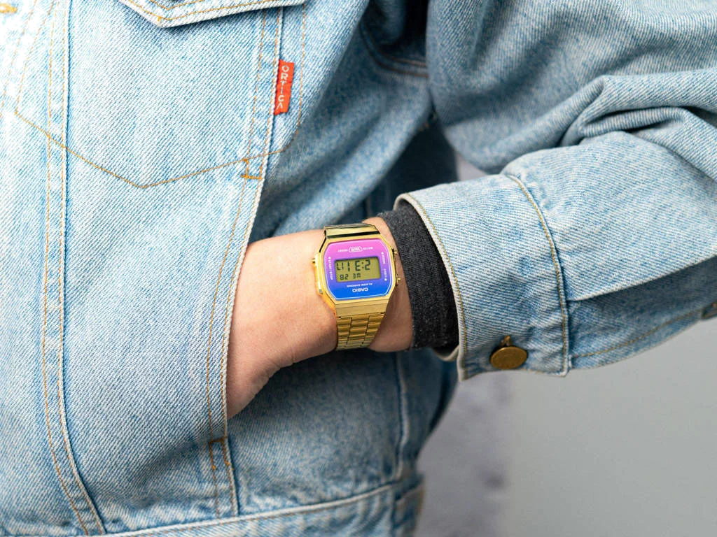 Montre Casio Vintage Digitale A168WERG-2AEF - Boîtier Or et Cadran Dégradé Violet Rose - Unisexe vue 3