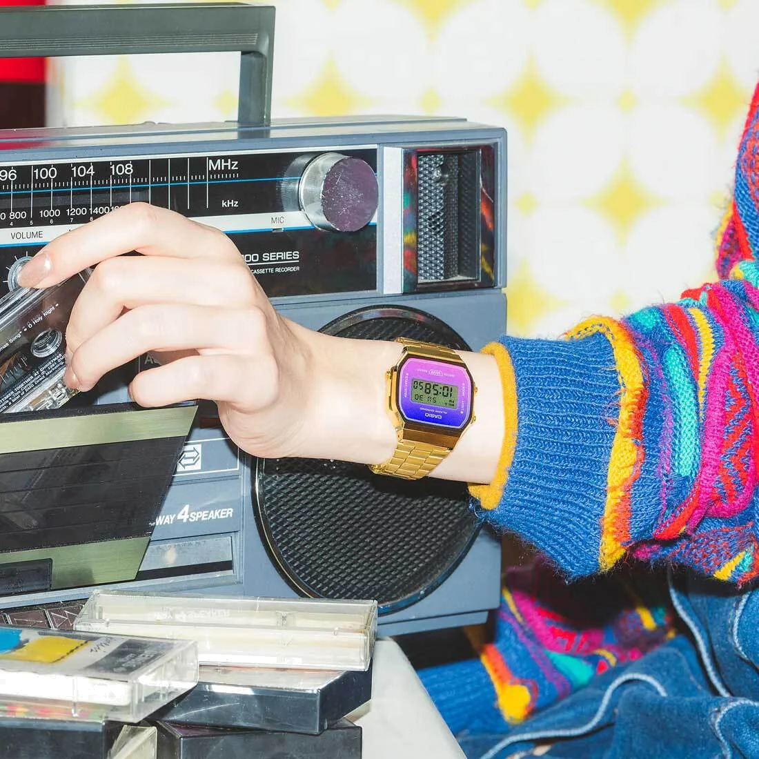 Montre Casio Vintage Digitale A168WERG-2AEF - Boîtier Or et Cadran Dégradé Violet Rose - Unisexe vue 4