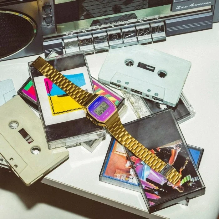 Montre Casio Vintage Digitale A168WERG-2AEF - Boîtier Or et Cadran Dégradé Violet Rose - Unisexe vue 5