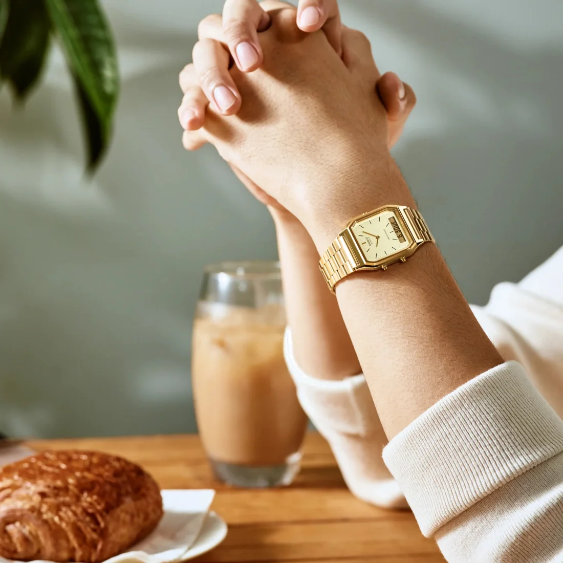 Montre Casio AQ-230GA-9DMQYES Analogique-Digitale Dorée Unisexe vue 3