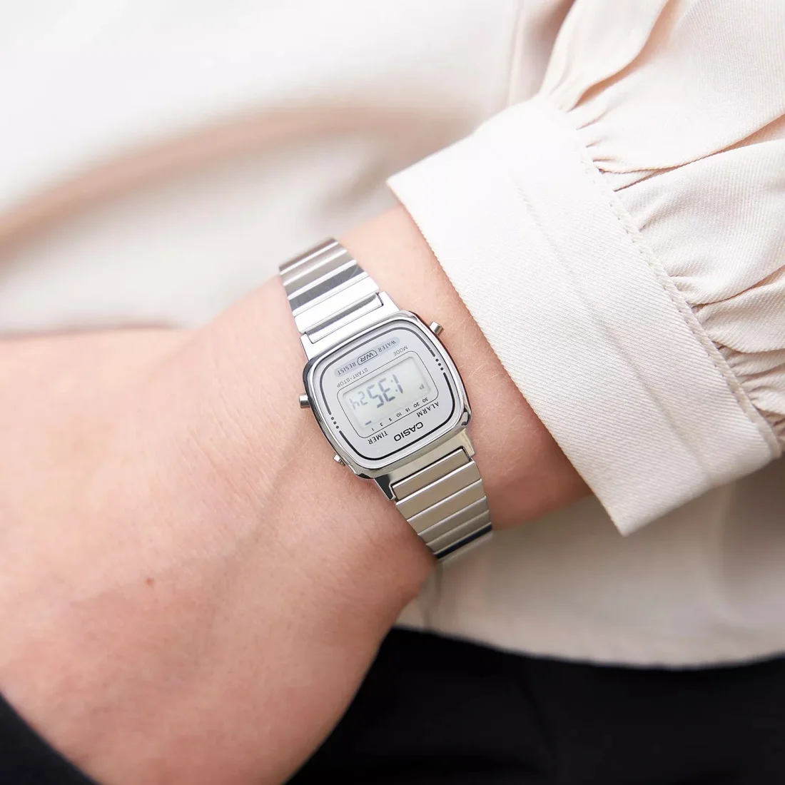 Montre Femme Casio Vintage LA670WEA-7EF - Cadran Gris Digital & Bracelet Acier Argent vue 3