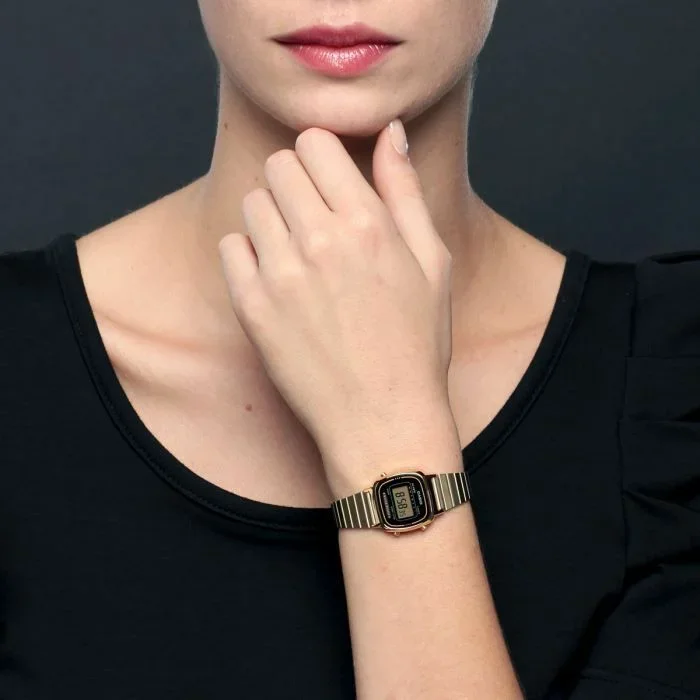 Montre Casio Vintage LA670WEGA-1EF pour Femme, Cadran Carré Noir et Bracelet Doré vue 2