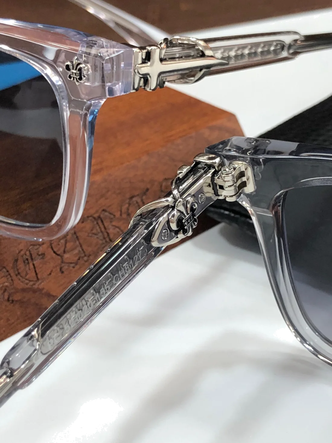 Lunettes de soleil Chrome Hearts CH8127-110042, monture acétate transparent gris rectangulaire unisexe vue 3