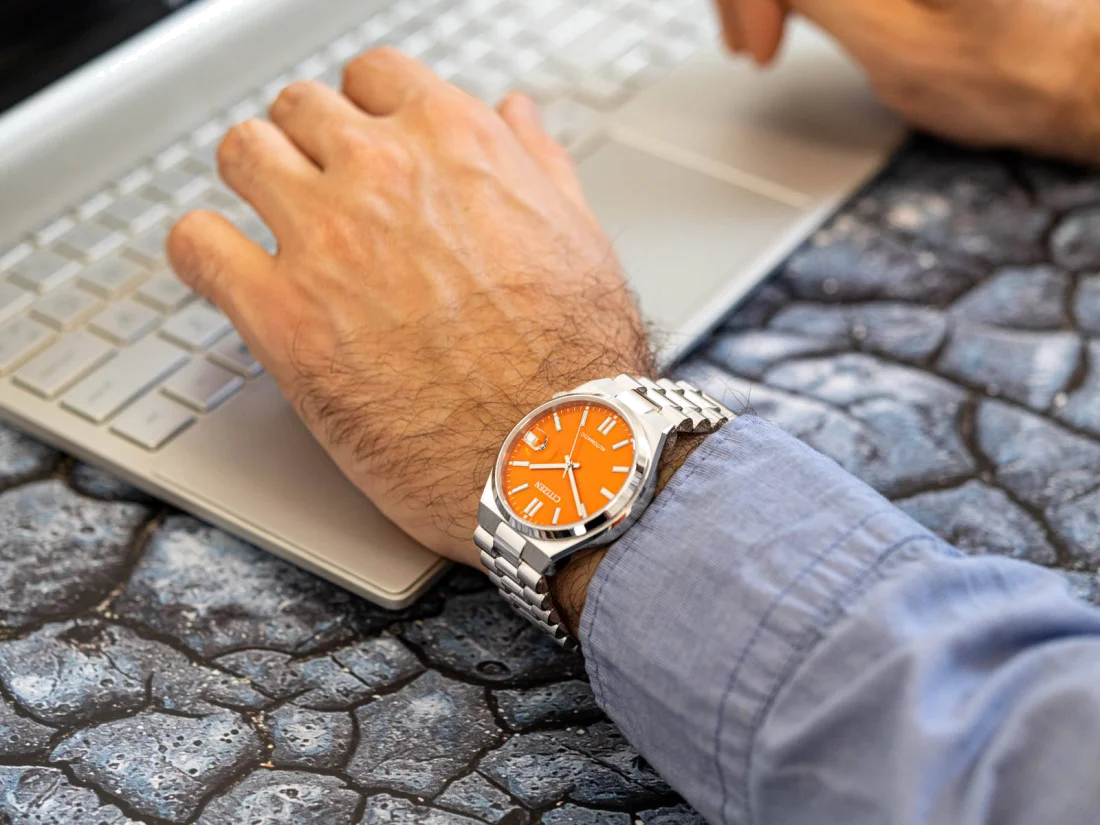 Montre Citizen Tsuyosa Automatique NJ0151-88Z pour Homme - Cadran Orange, Bracelet Acier vue 4
