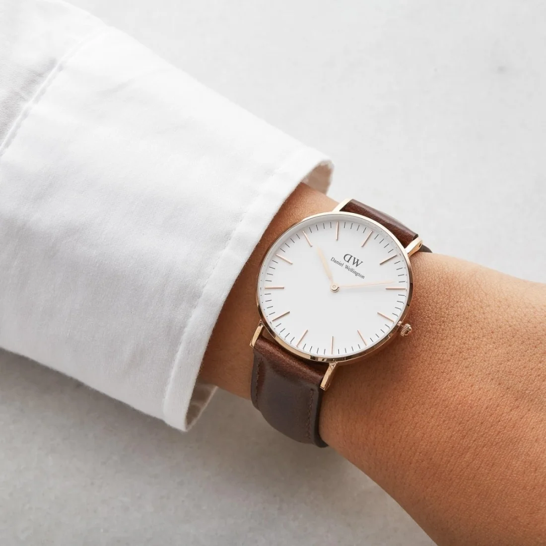 Montre Daniel Wellington Classic Bristol DW00100039, boîtier or rose 36mm, cadran blanc, bracelet cuir marron - Unisexe vue 4