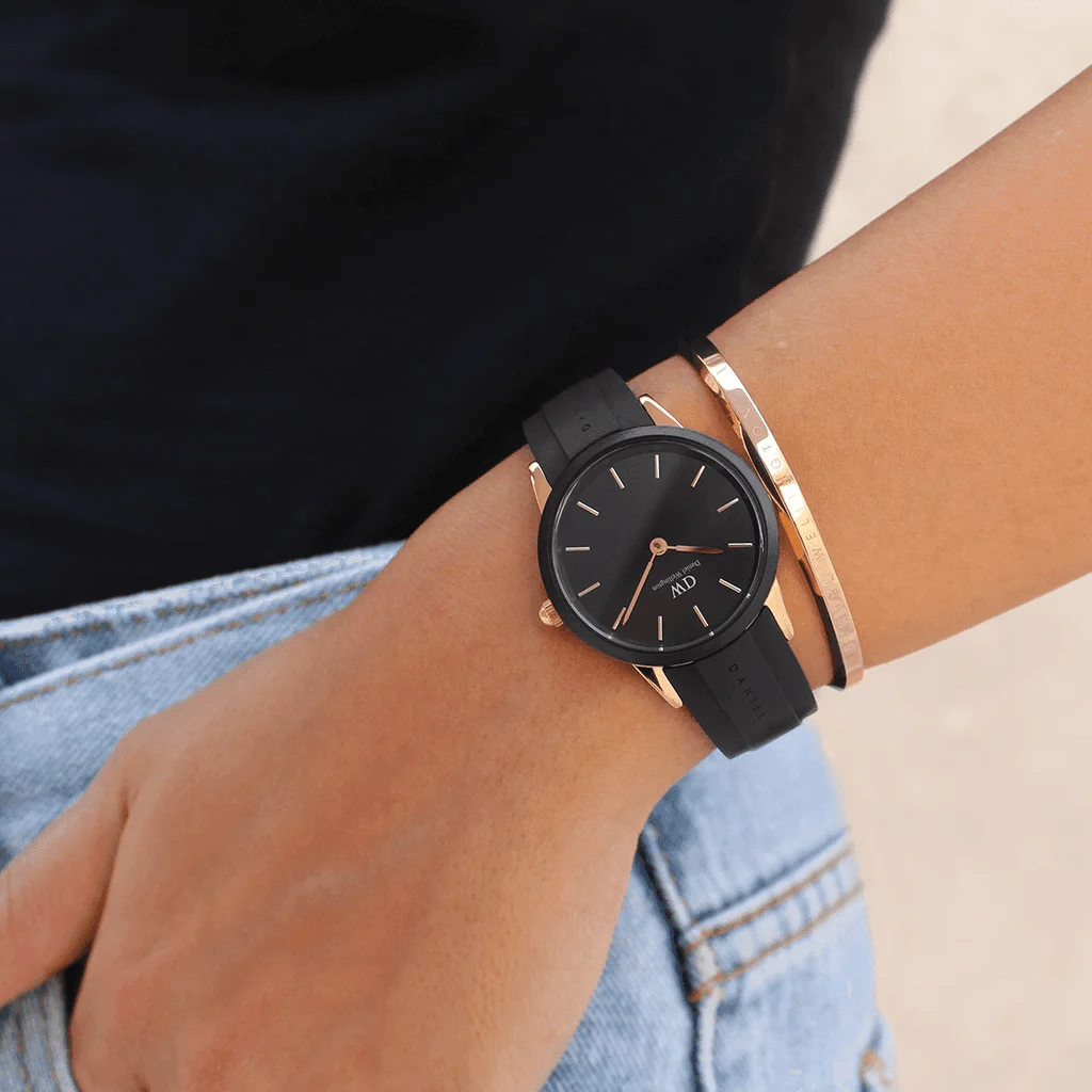Montre Daniel Wellington DW00100426 Iconic Link 32mm, Cadran Noir, Boîtier Or Rose, Bracelet Silicone Noir - Pour Femme vue 4