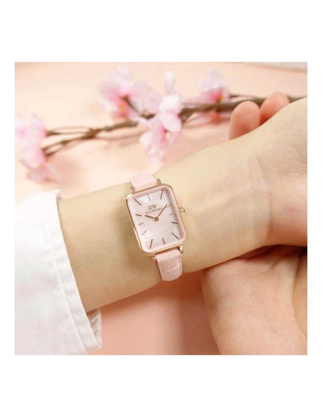 Montre Femme Daniel Wellington Quadro Pressed DW00100508 - Boîtier rectangulaire or rose, cadran nacre, bracelet maille milanaise rose vue 4