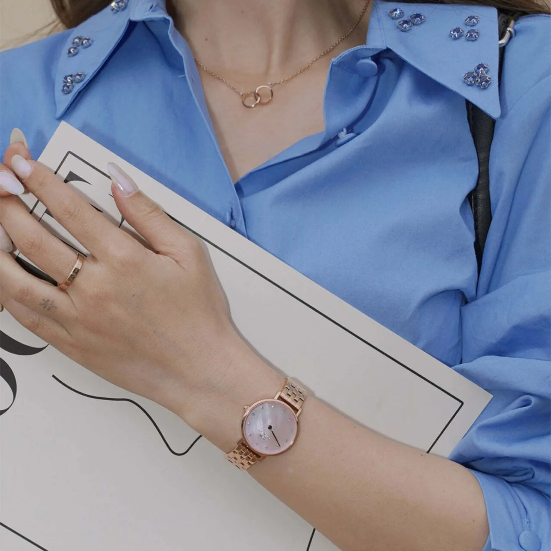 Montre Femme Daniel Wellington Petite Lumine 5-Link Melrose DW00100617, Cadran Rose Nacré, Bracelet Or Rose vue 5