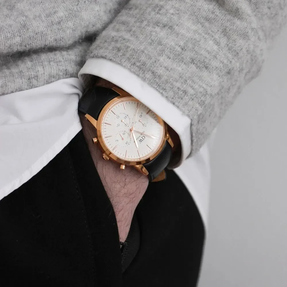 Montre Homme Daniel Wellington DW00100646 Chronographe Cadran Blanc Boîtier Or Rose Bracelet Cuir Noir vue 4