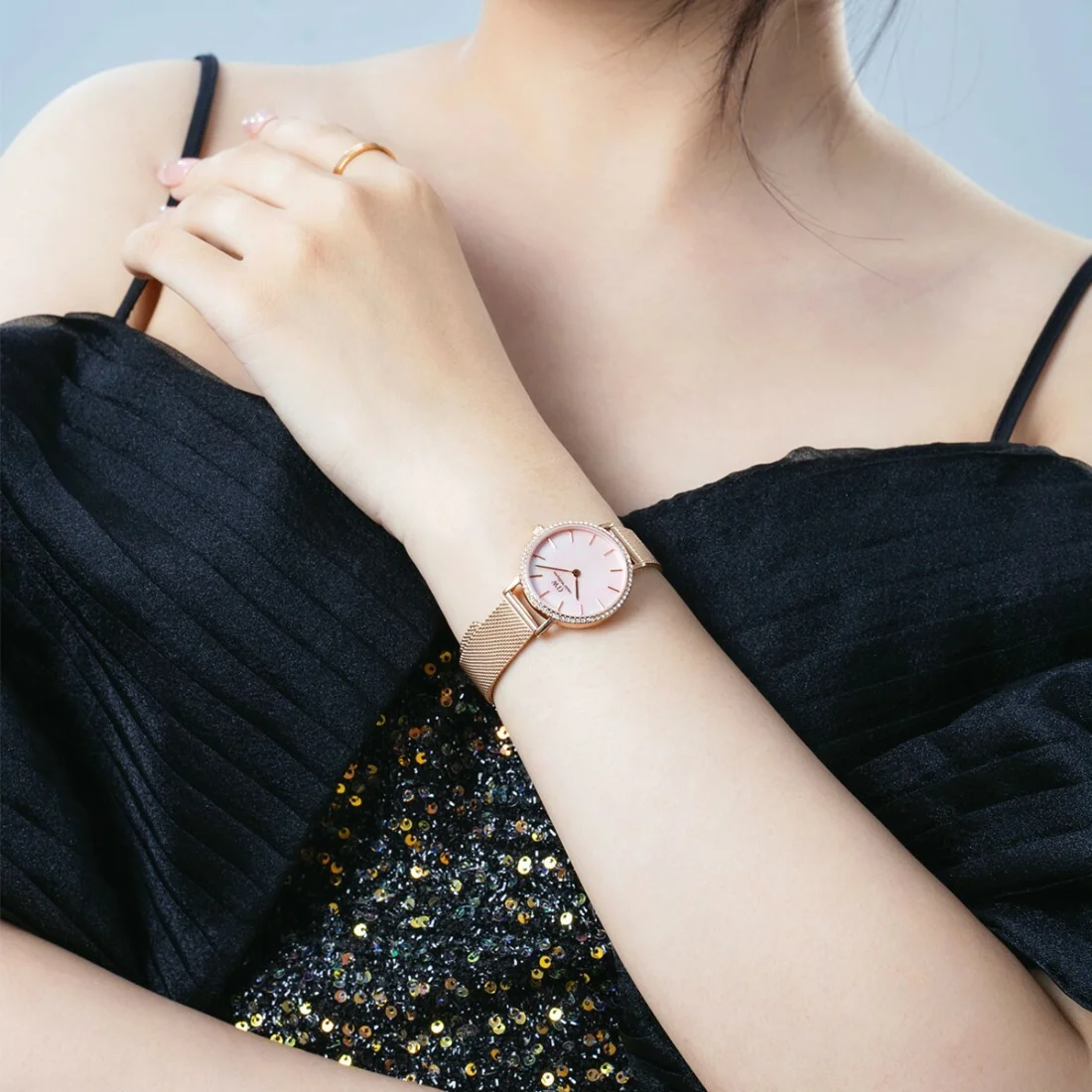 Montre Femme Daniel Wellington Petite Lumine Bezel Melrose DW00100663 - Cadran rose nacré, bracelet maille milanaise or rose vue 5