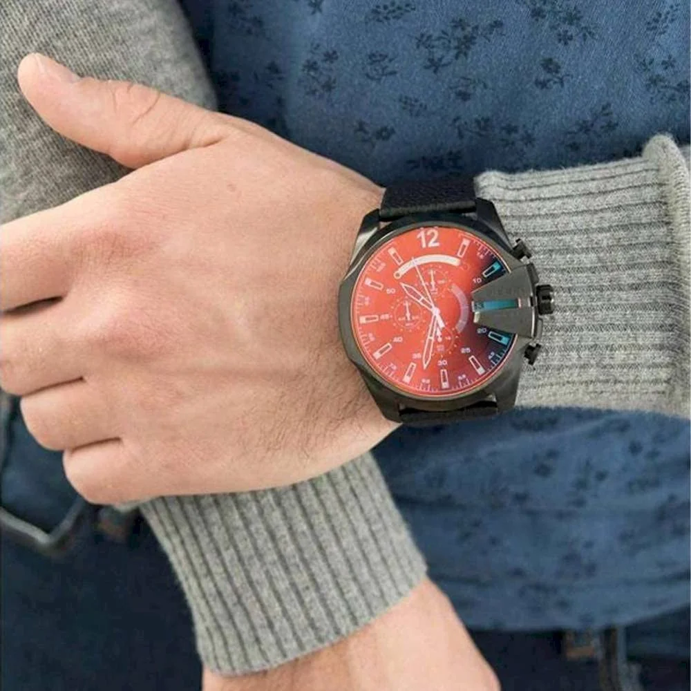 Montre Homme Diesel Mega Chief DZ4323 - Boîtier Noir Acier, Cadran Bicolore, Verre Iridescent, Bracelet Cuir Noir vue 4