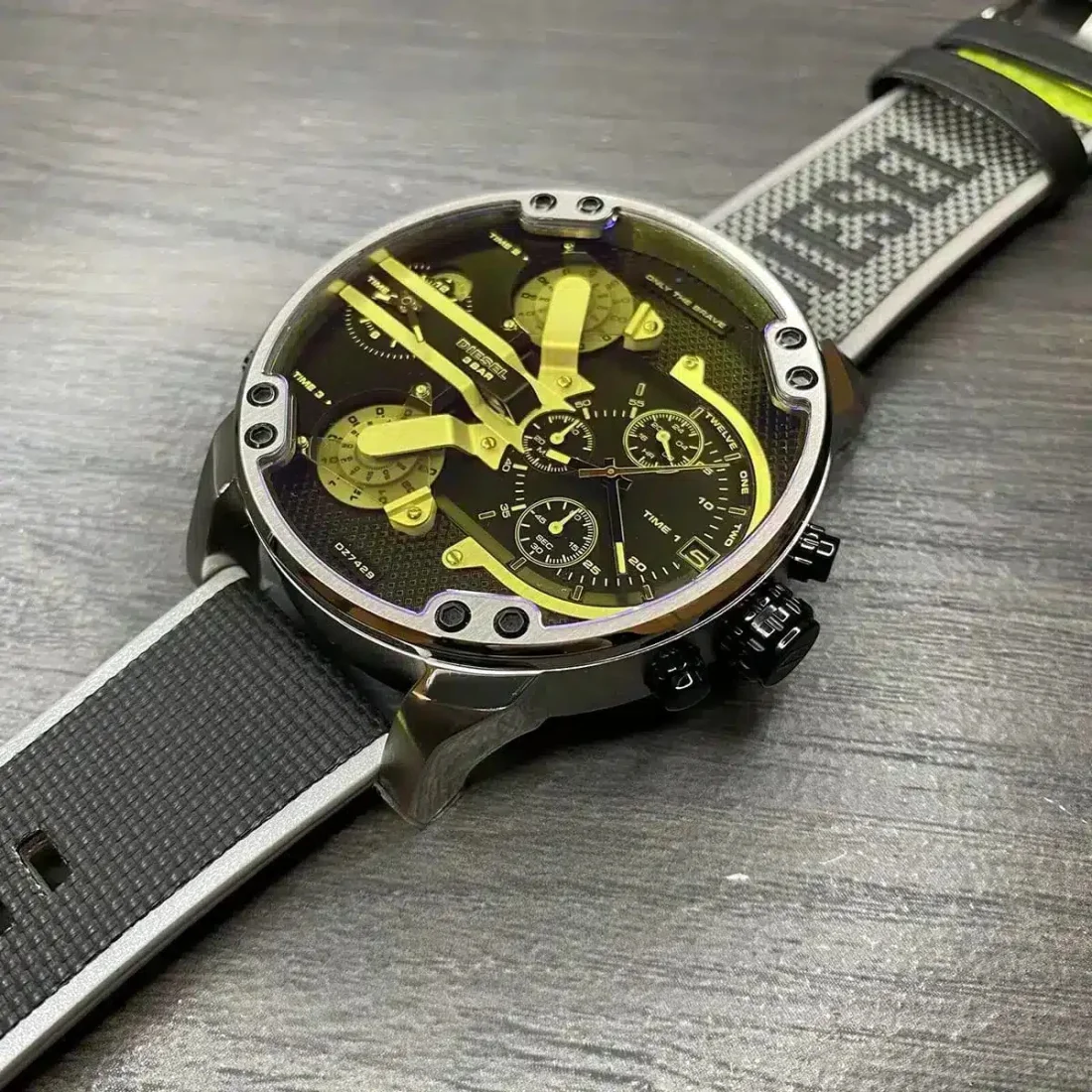 Montre Diesel Mr. Daddy 2.0 XXL DZ7429 pour Homme, Cadran 56mm Noir, Bracelet Gris Cuir/Tissu vue 3