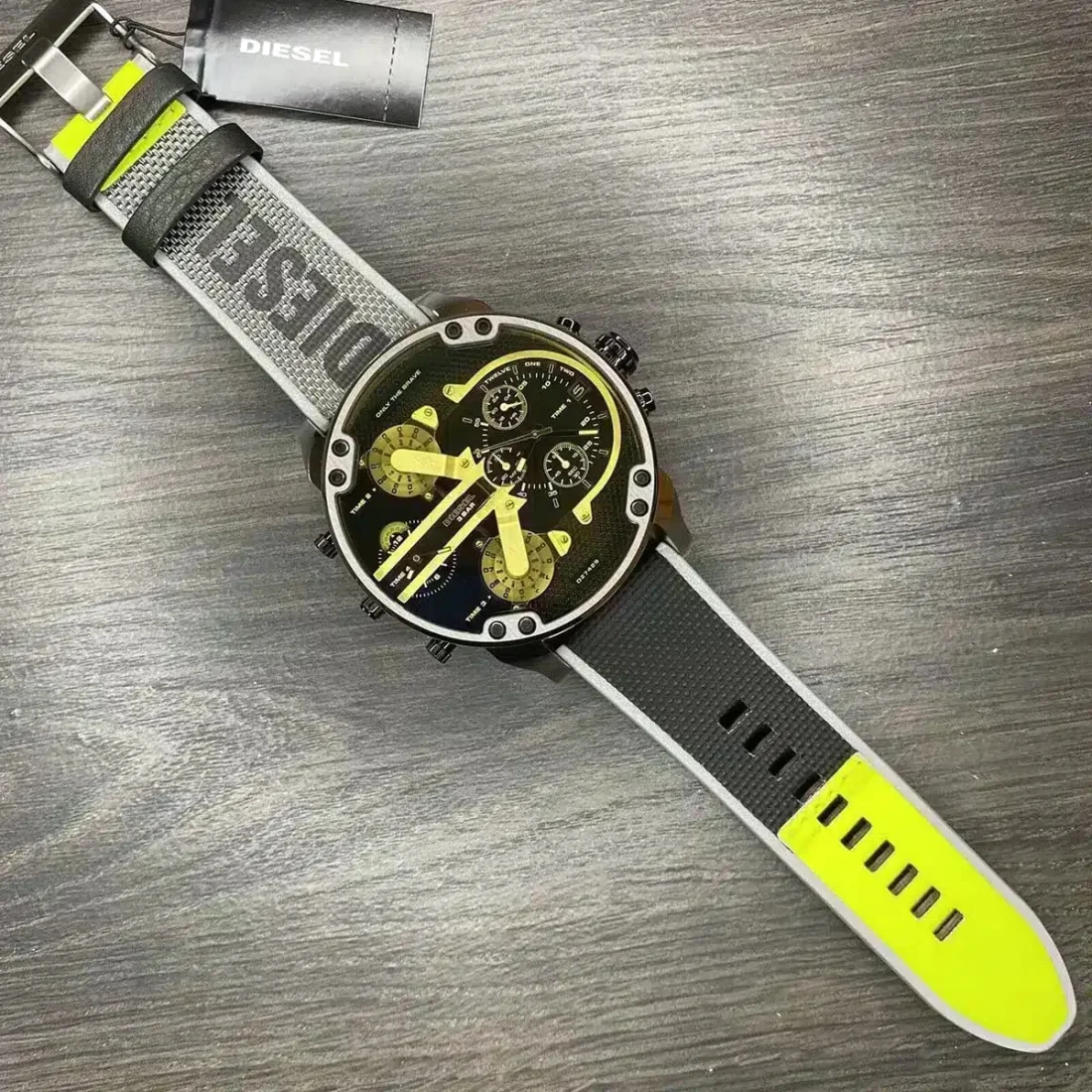 Montre Diesel Mr. Daddy 2.0 XXL DZ7429 pour Homme, Cadran 56mm Noir, Bracelet Gris Cuir/Tissu vue 4