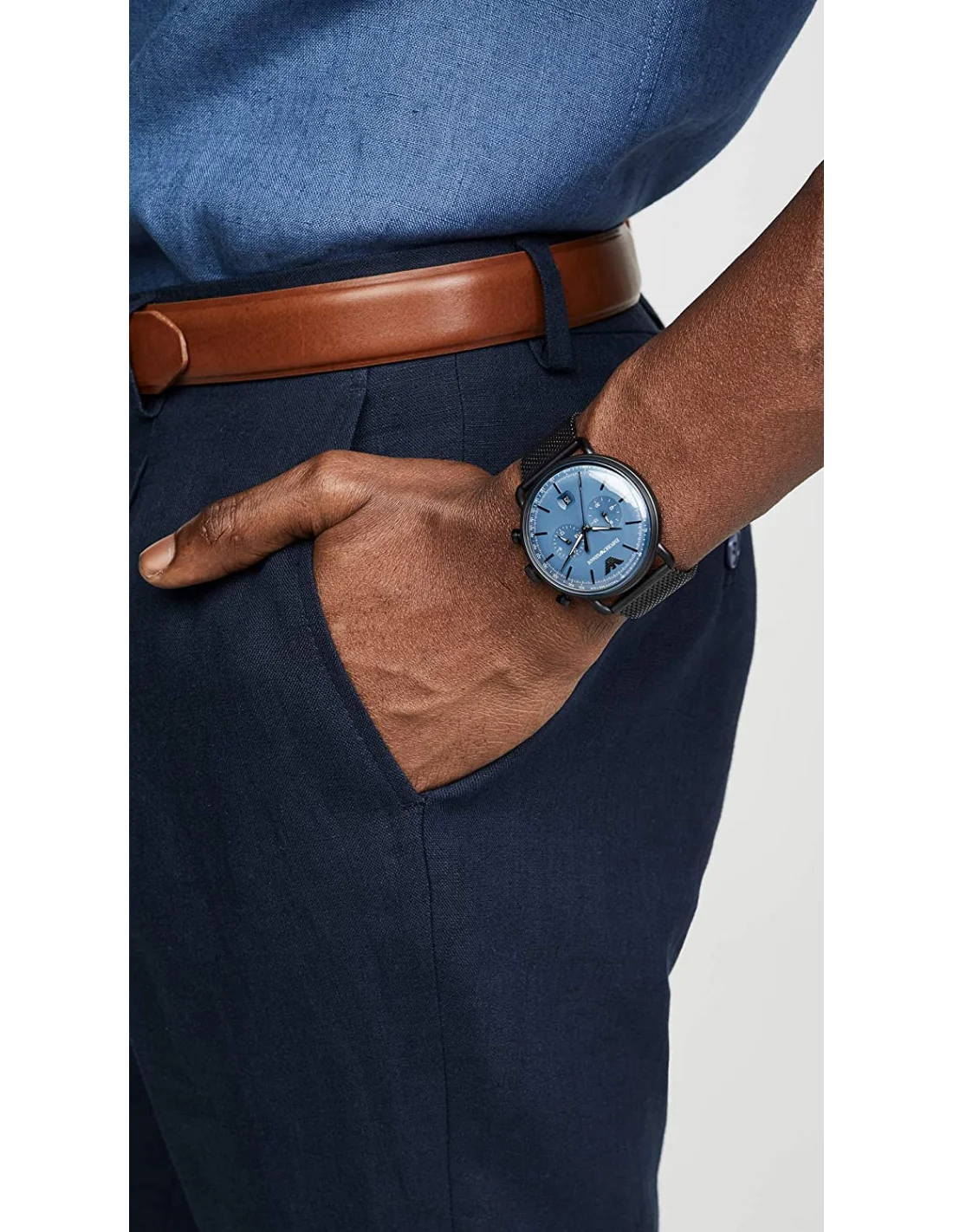 Montre Homme Emporio Armani Aviator AR11201, boîtier et maille milanaise noire, cadran bleu vue 3