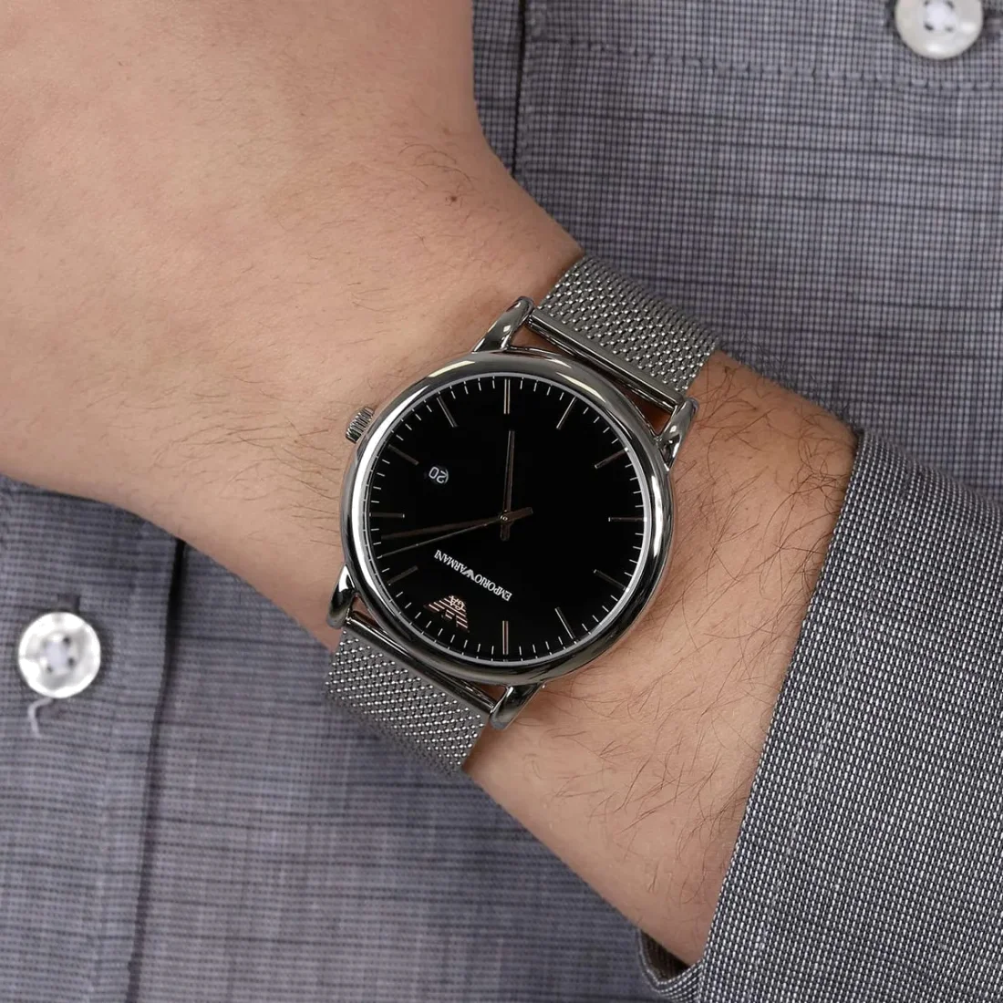 Montre Homme Emporio Armani Luigi AR11272 Cadran Noir Boîtier Argent Bracelet Maille Milanaise vue 4