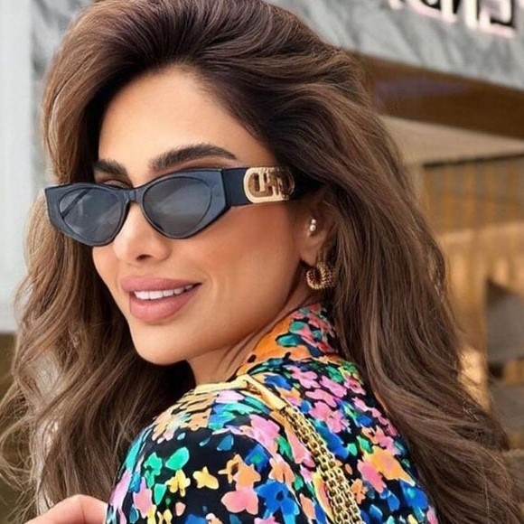 Lunettes de soleil Fendi O'LOCK FE40049I monture en acétate - Noir vue 2