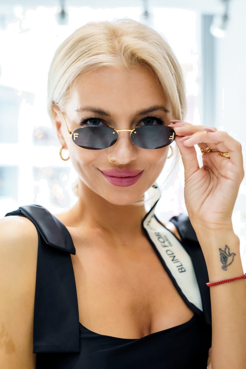 Lunettes de soleil Fendi First FE4075US en métal ovale pour femme vue 2