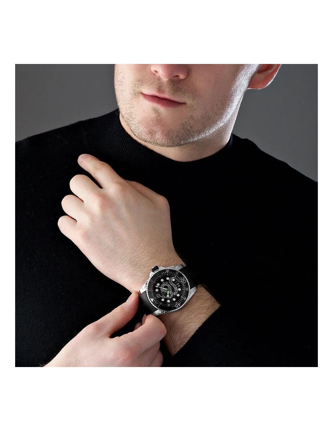 Montre de plongée Gucci Dive YA136217 pour Homme, cadran noir, bracelet caoutchouc vue 5