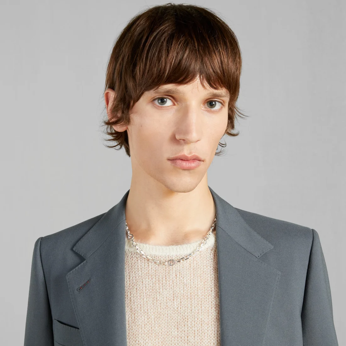 Collier Gucci en argent 925 avec chaîne et détail GG enlacés vue 2