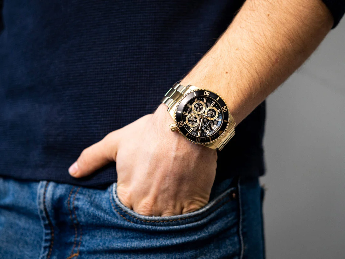 Montre Guess Axle GW0488G2 Homme en Acier Doré, Cadran Noir Multifonction vue 4