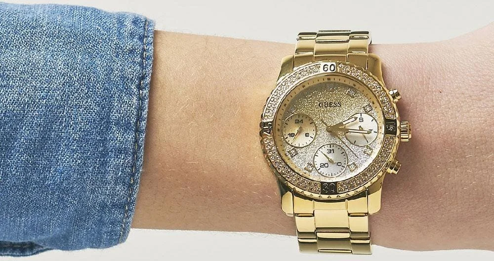 Montre Femme Guess W0774L5 en acier doré jaune avec cadran à cristaux vue 5