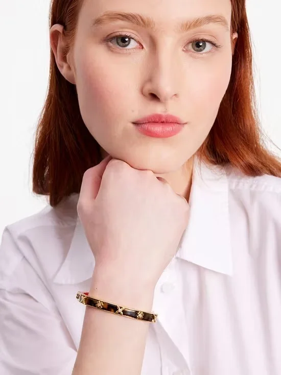 Bracelet jonc rigide Kate Spade 111600T, modèle Heritage Bloom doré et noir effet écaille pour femme vue 3