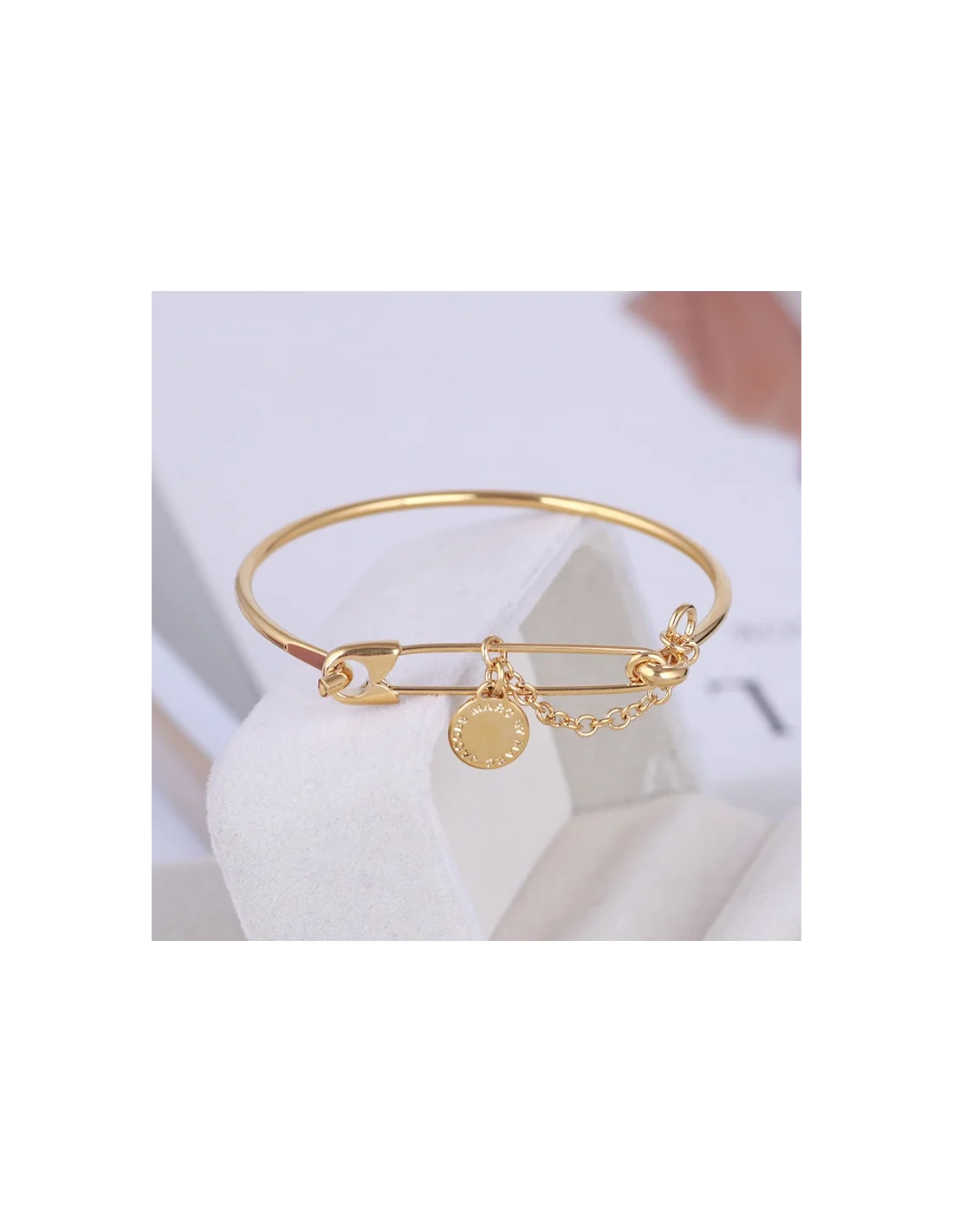 Bracelet Marc by Marc Jacobs épingle de sureté en acier inoxydable doré vue 4
